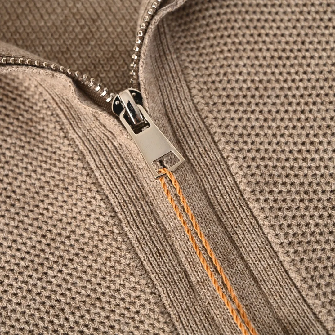 AP (higher version) LORO PIANA LP iron brand zipper knitted sweater jacket. The original version was purchased for 24900. It is made of original wool and mulberry silk blended material. The whole piece is made of honeycomb pique weave. The fabric has a grainy texture, is soft and waxy and has a breathable feel, so it won't make you sweat. Italian old money style men's knitted cardigan, honeycomb pique knitted texture, soft and skin-friendly fabric, comfortable and not stuffy on the upper body. Integrated woven rib placket, zipper embedded technology, the zipper is flat when closed, and the placket is free of bulging and deformation. The raised and fine ribbed stand-up collar is stable and prevents the collar from collapsing; the cuffs and hem are ribbed with the same material, making it less likely to loosen after being worn for a long time. The metal nameplate on the left chest is embellished with low-key recognition and no exaggerated printing. Size：M-XXL